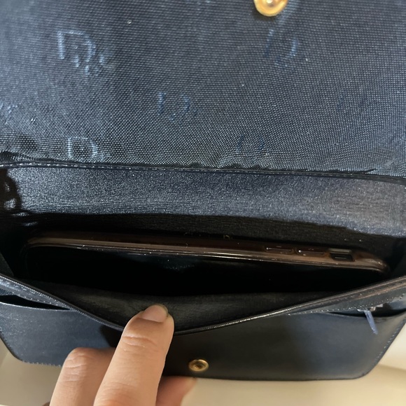 🔥🔥Authentic christian Dior Cross Body Full Inclusion🔥🔥 - Picture 4 of 8
